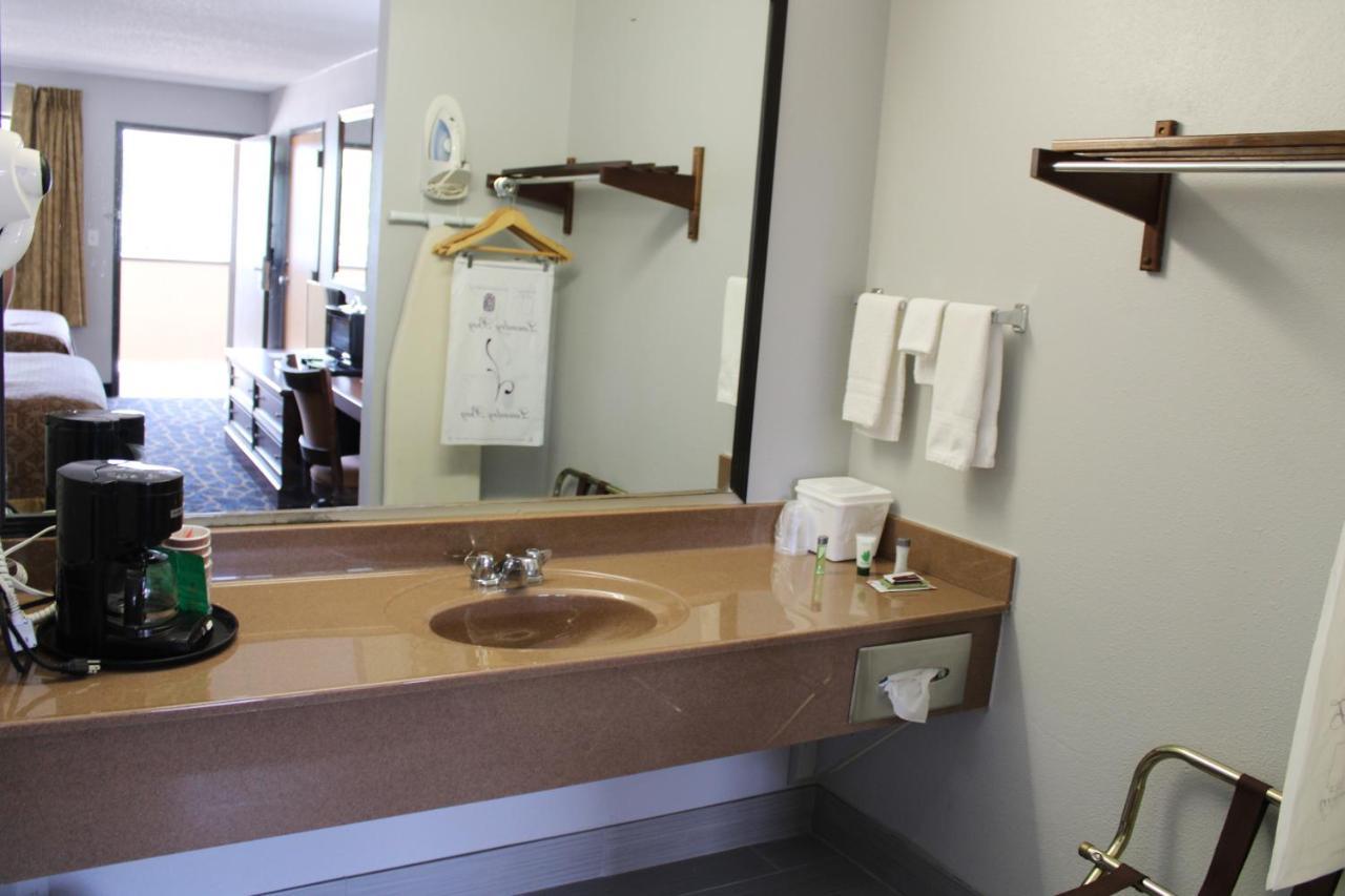 Greenlight Inn & Suites St James Saint James Bagian luar foto