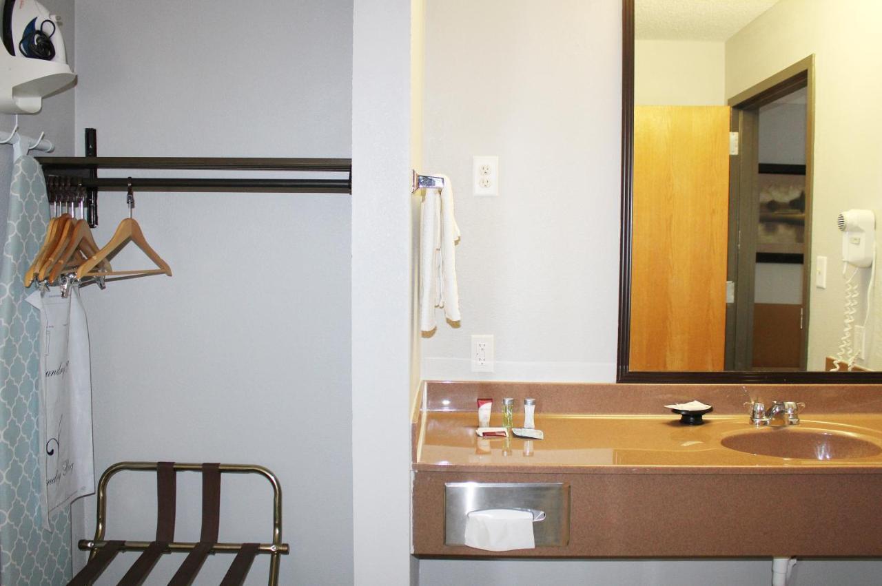 Greenlight Inn & Suites St James Saint James Bagian luar foto